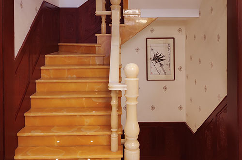 长城区中式别墅室内汉白玉石楼梯的定制安装装饰效果